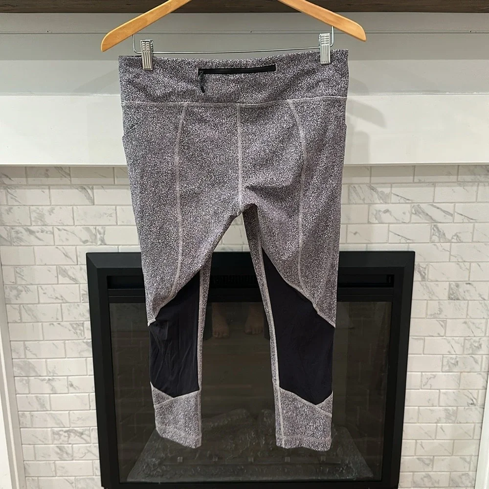 Lululemon pace rival crop Black and White Patterned Bag 2 for $20 - Picture 7 of 8